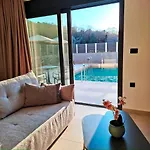 アパートホテル Aelia Luxury & Pool *