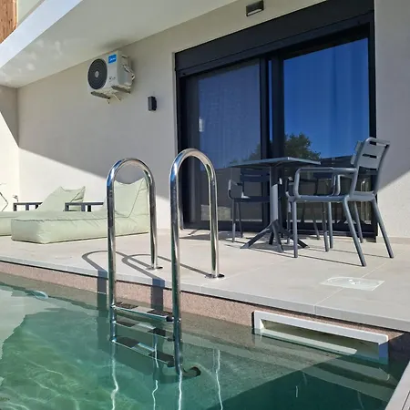 Aelia Luxury & Pool *