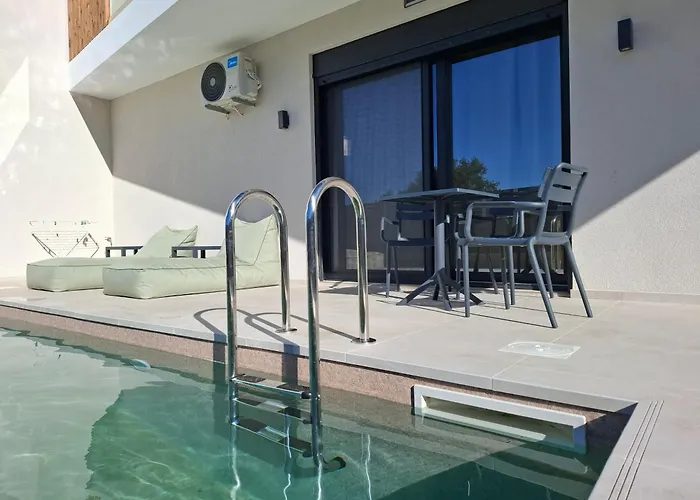 Aelia Luxury & Pool *