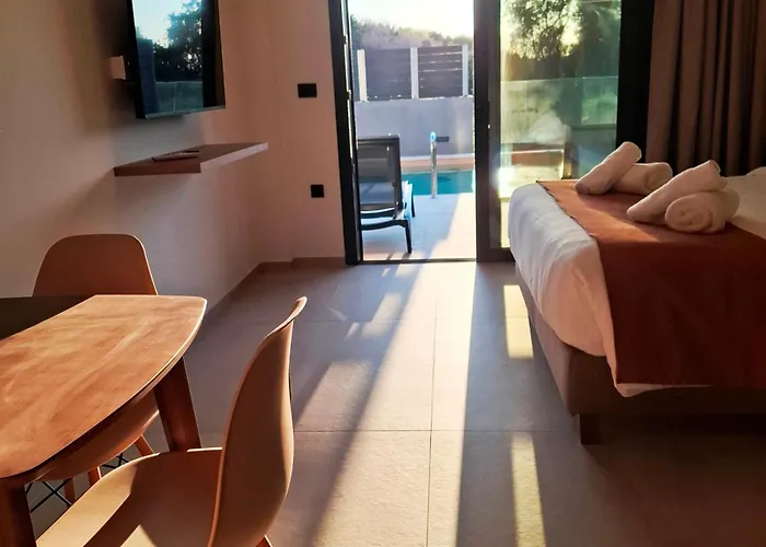Aelia Luxury & Pool